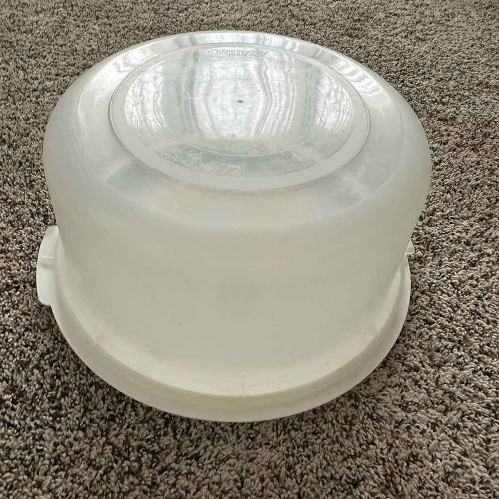 Aero. Plastic cake carrier